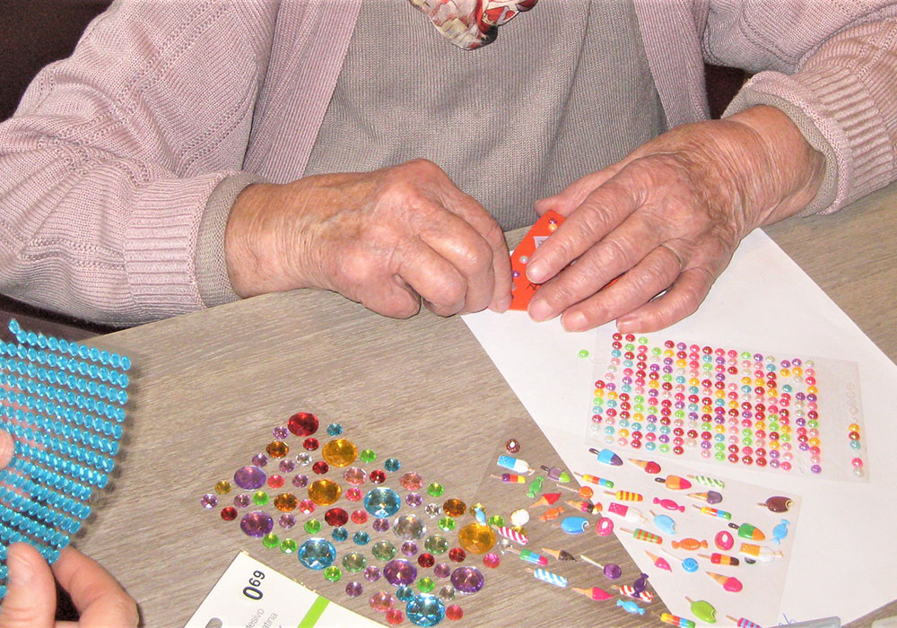 activité créative à l'accueil de jour Alzheimer