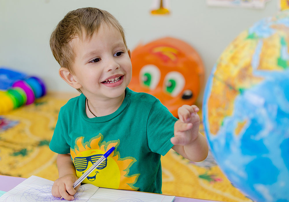 Petit garçon en classe maternelle