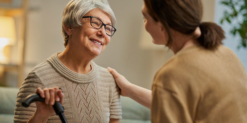 discution entre une patiente et la professionnelle de santé qui l'accompagne