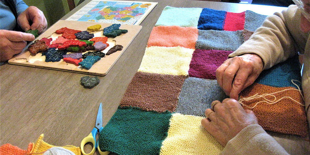 tricot-sur-table Atelier de tricot sur table à l'accueil de jour alzheimer