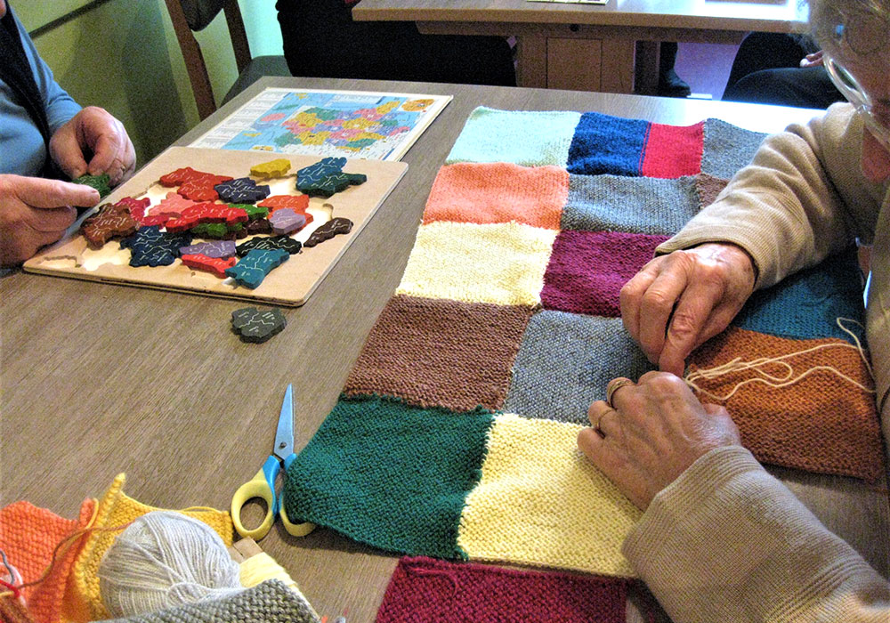 Atelier de tricot sur table à l'accueil de jour alzheimer